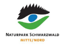 Logo des Naturparks Schwarzwald Mitte/Nord mit stilisierten Bäumen, blauem Auge und grüner Landschaft.