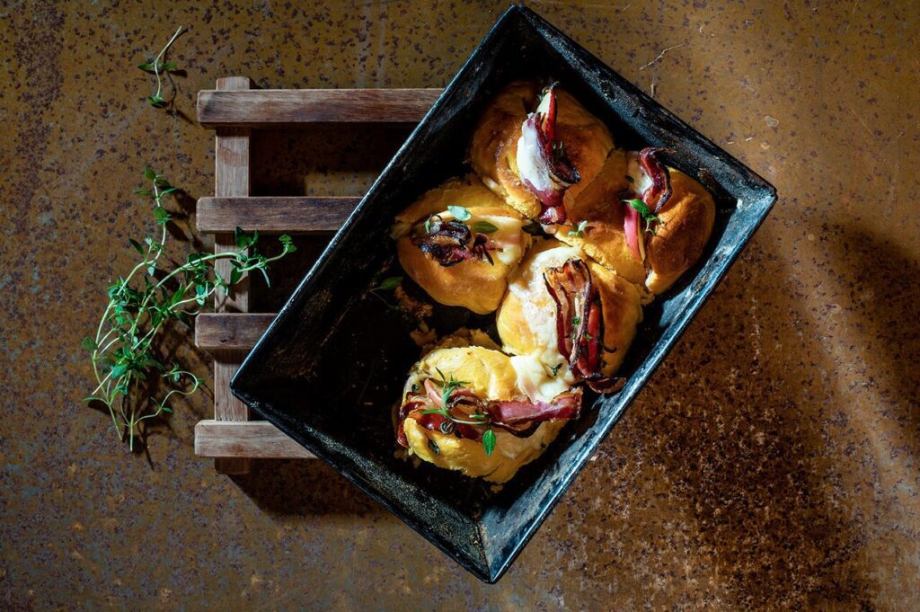 Süßkartoffel-Brötchen mit Speck und Käse