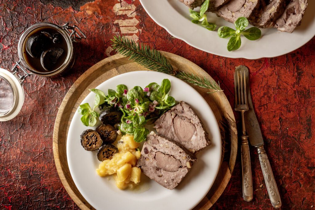 Wildschwein-Terrine mit Walnüssen und Cranberries