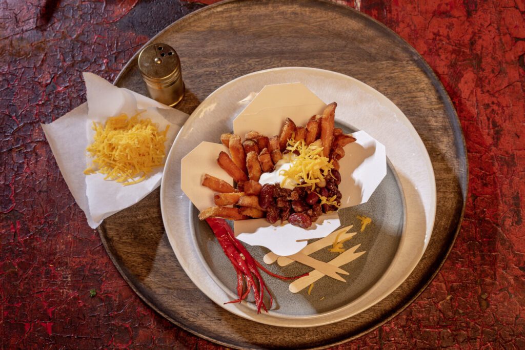 Fritten mit wildem Chili con Carne