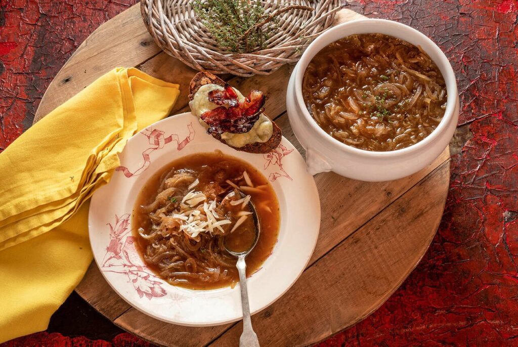Zwiebelsuppe mit gratiniertem Landbrot