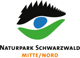 Logo des Naturparks Schwarzwald Mitte/Nord: Tannen, Landschaft, mit Schriftzug in Schwarz und Orange.