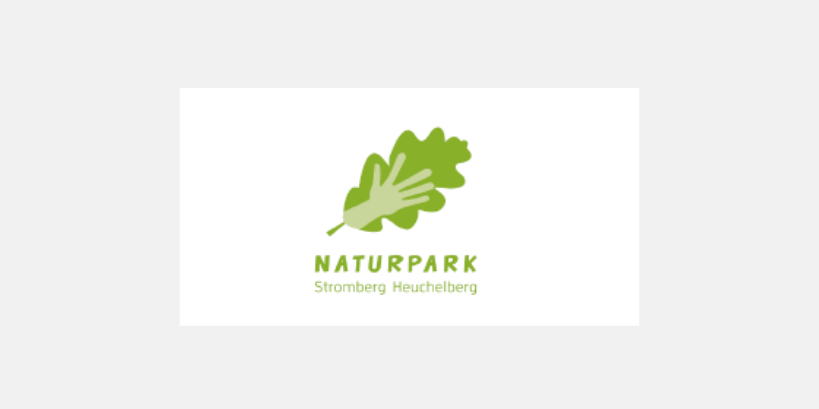 Logo des Naturparks Stromberg-Heuchelberg: grünes Eichenblatt mit Hand, darunter Schriftzug 'NATURPARK Stromberg Heuchelberg'.