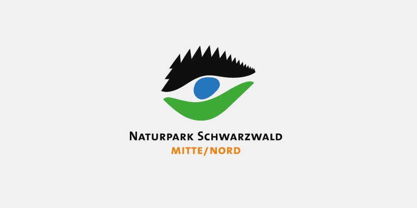 Logo des Naturparks Schwarzwald Mitte/Nord: Auge mit Tannen, blauer Kreis, grüne Landschaft und Schriftzug.