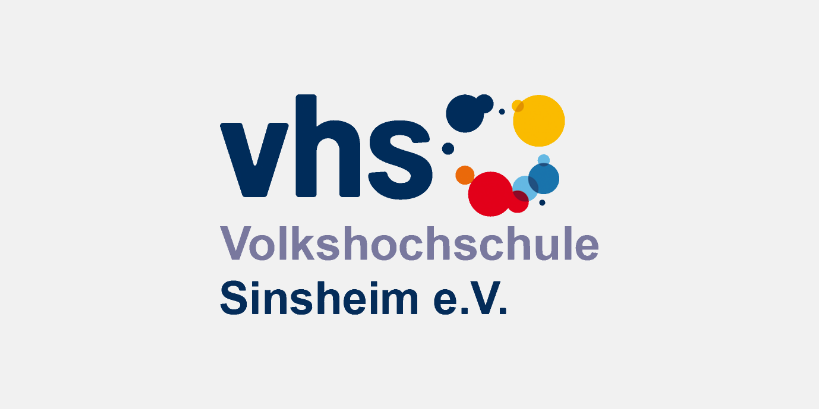 Logo der vhs Sinsheim e.V. mit dunkelblauem 'vhs', farbigen Kreisen und Schriftzug 'Volkshochschule Sinsheim e.V.'